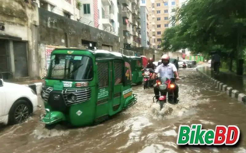 পানির মধ্যে বাইক চালানোর সঠিক নিয়ম এবং সতর্কতা - বিস্তারিত