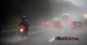 বৃষ্টির দিনে নিরাপদে মোটরসাইকেল চালানো – ৫ টি টিপস