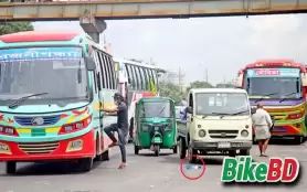 হঠাৎ সামনের  বাহন থেকে বোতল ছুড়ে মারলে যে ভুলগুলো করবেন না