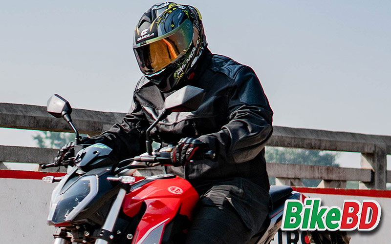 benelli 165s rider with bilmola helmet