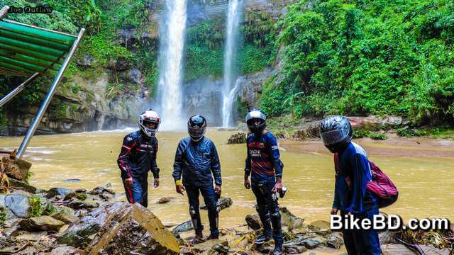 motorcycle-rider-at-madhobkunda-water-fall