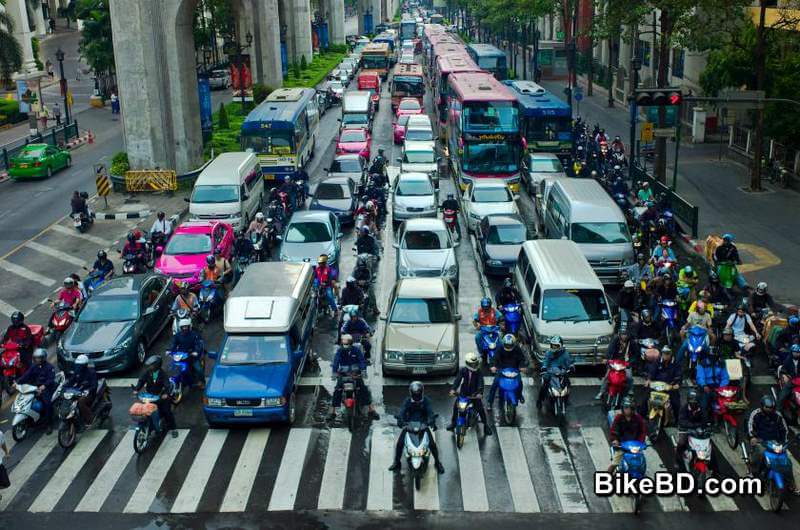 motorcycle-vs-car-parking-accommodation-traffic